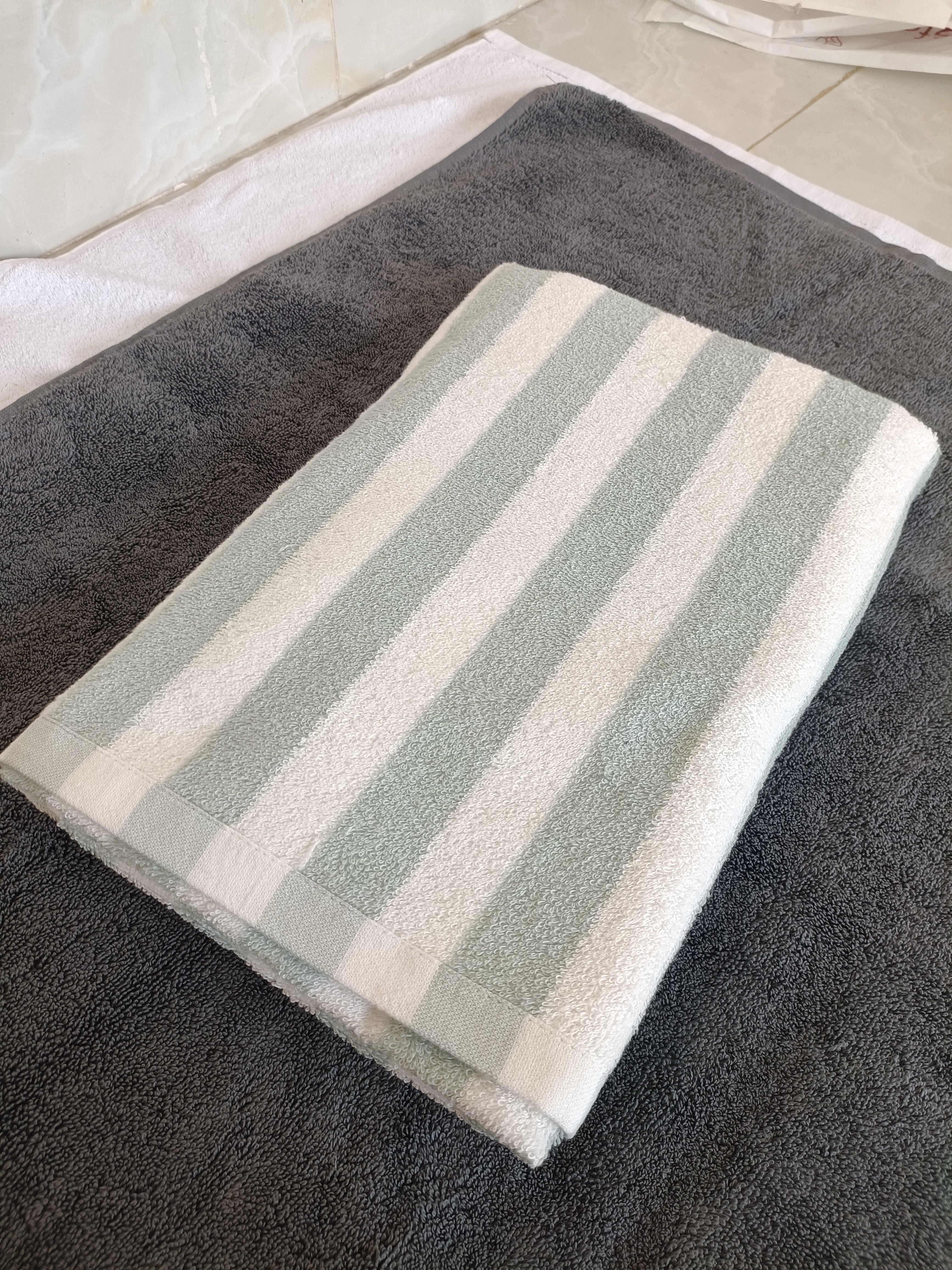 White-Green Premuim Bath Towel (27 X 56 Inch)