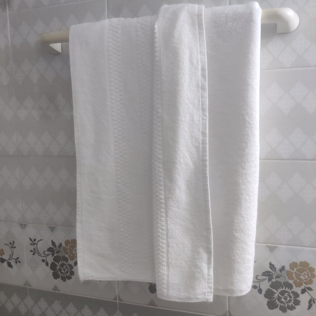 White Luxury Cotton Bath Towel (35 X 60 Inch)