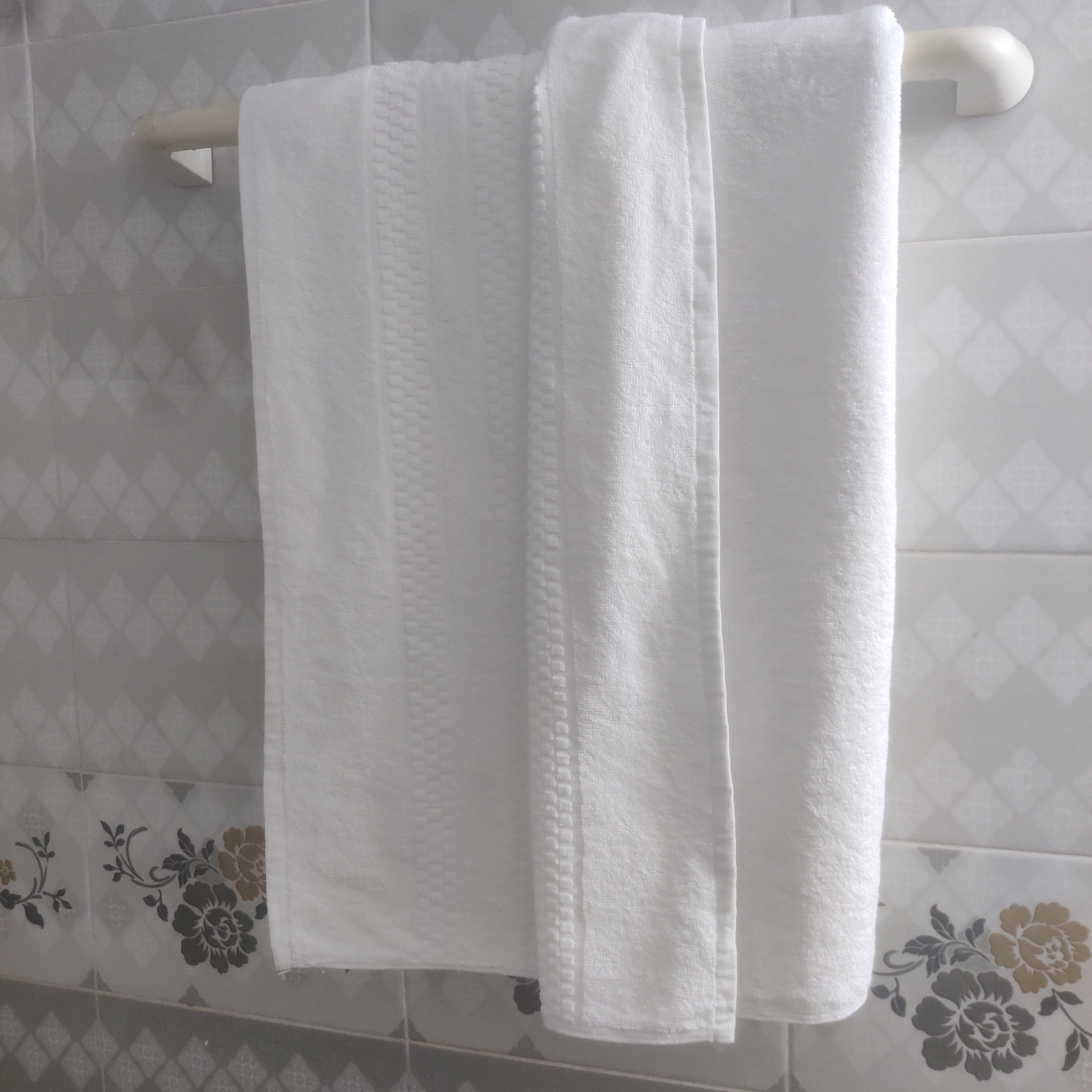 White Luxury Cotton Bath Towel (35 X 60 Inch)